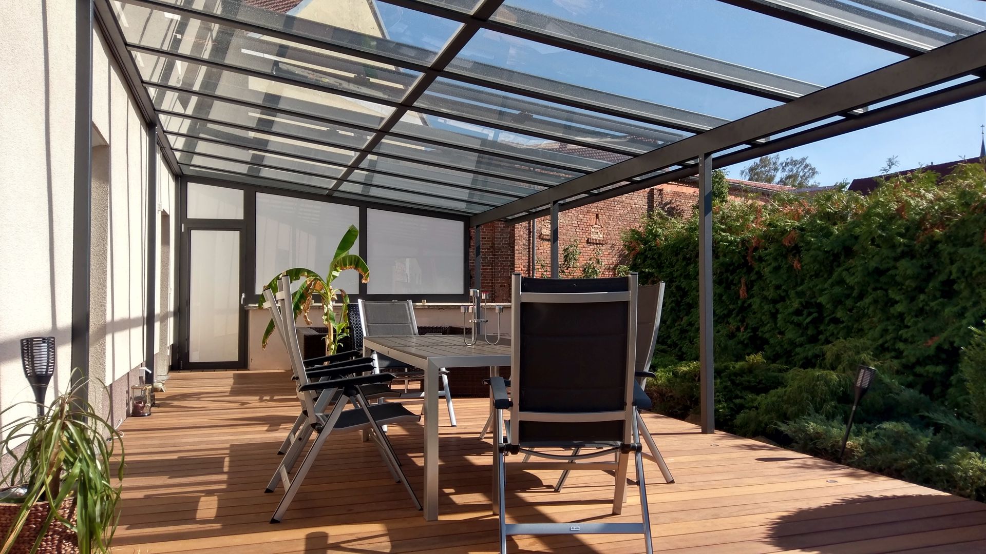 großes Terrassendach mit Sichtschutzelementen